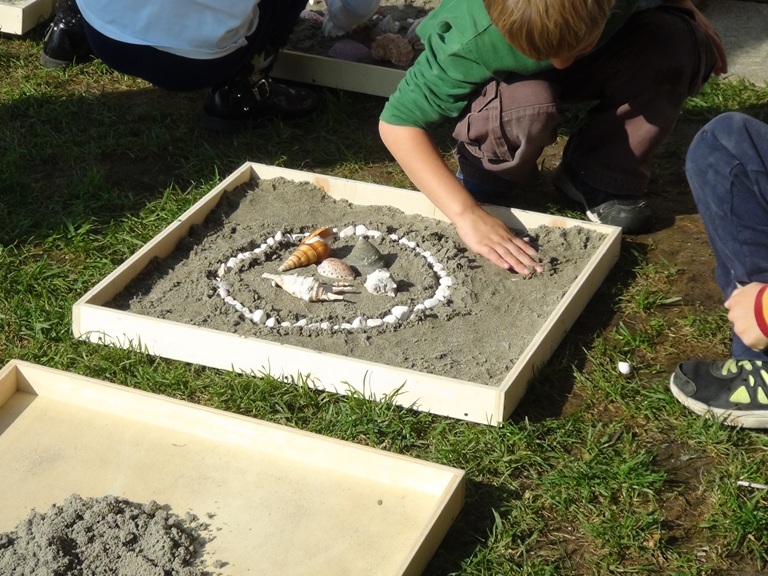 Construction de Mandalas par les enfants à partir d'éléments naturels